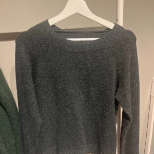 Mörkgrön stickad tröja - Är lite nopprig och säljer därför för mindre pris, tveka inte att skriva vid frågor💕