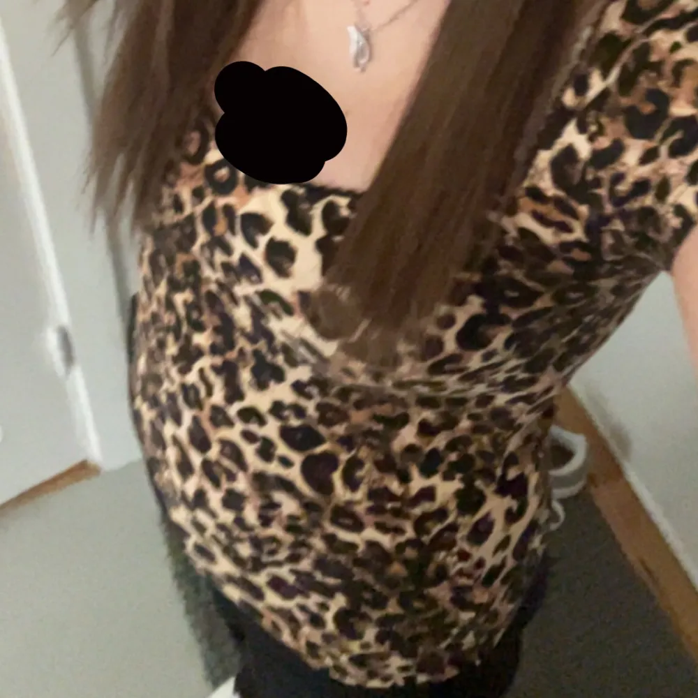 Populär Leopardmönstrad topp från Nelly i storleken M men funkar som S💕. Yläosat.