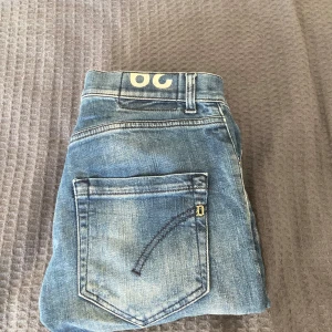DONDUP JEANS - Snygga blå jeans med coola slitningar och en vintage look. Det är en väldigt eftertraktad modell. Nyskick!! Nypris runt 3k💰! Storlek w29! Skriv vid fler frågor och funderingar! Mitt pris endast 1419kr!!!
