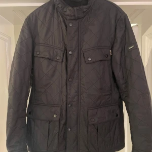 Barbour International Quilted Jacka - Säljer en Barbour International Quilted Jacka i M, jackan är använd men i mycket bra skick!  Pris kan absolut diskuteras!  Nypris: runt 3500kr Hör av dig vid eventuella frågor!