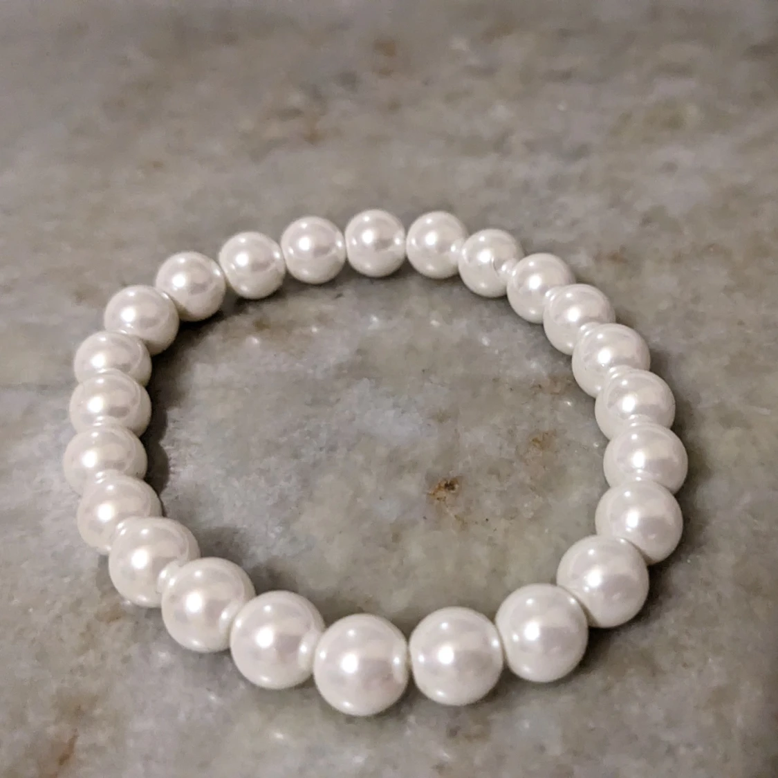 Vitt pärlarmband