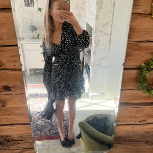 Prickig klänning - Jätte söt prickig klänning med volang💞💞
