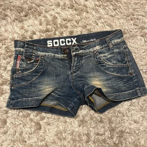 Lågmidjade jeansshorts  - Snygga blå jeansshorts med detaljer där bak, perfekta till sommaren!!