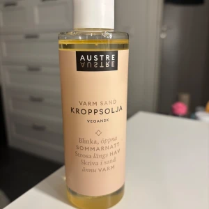 Kroppsolja Austre - Kropps olja från Austre i doften varm sand. Den är endast testad en gång🤎