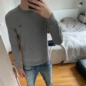 merinoulltröja från Morris - Säljer en snygg och stilren tröja från Morris i 100% merinoull. Tröjan är i storlek M. Skicket på tröjan är otroligt bra, nästintill ny! Passformen på tröjan är slim fit! Perfekt för alla dagar! Vid fler frågor är det bara att höra av er🙌