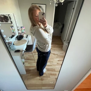 Juciy byxor🤍 - Snygga juciy byxor i en snygg marinblå färg! Använt fåtal gånger, säljer pågrund av att dom är förstora för mig. Hör av er vid frågor 💕