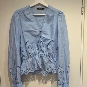 Blå blus från bikbok  - Säljer en blå blus från bikbok köpt secondhand. Är som ny.