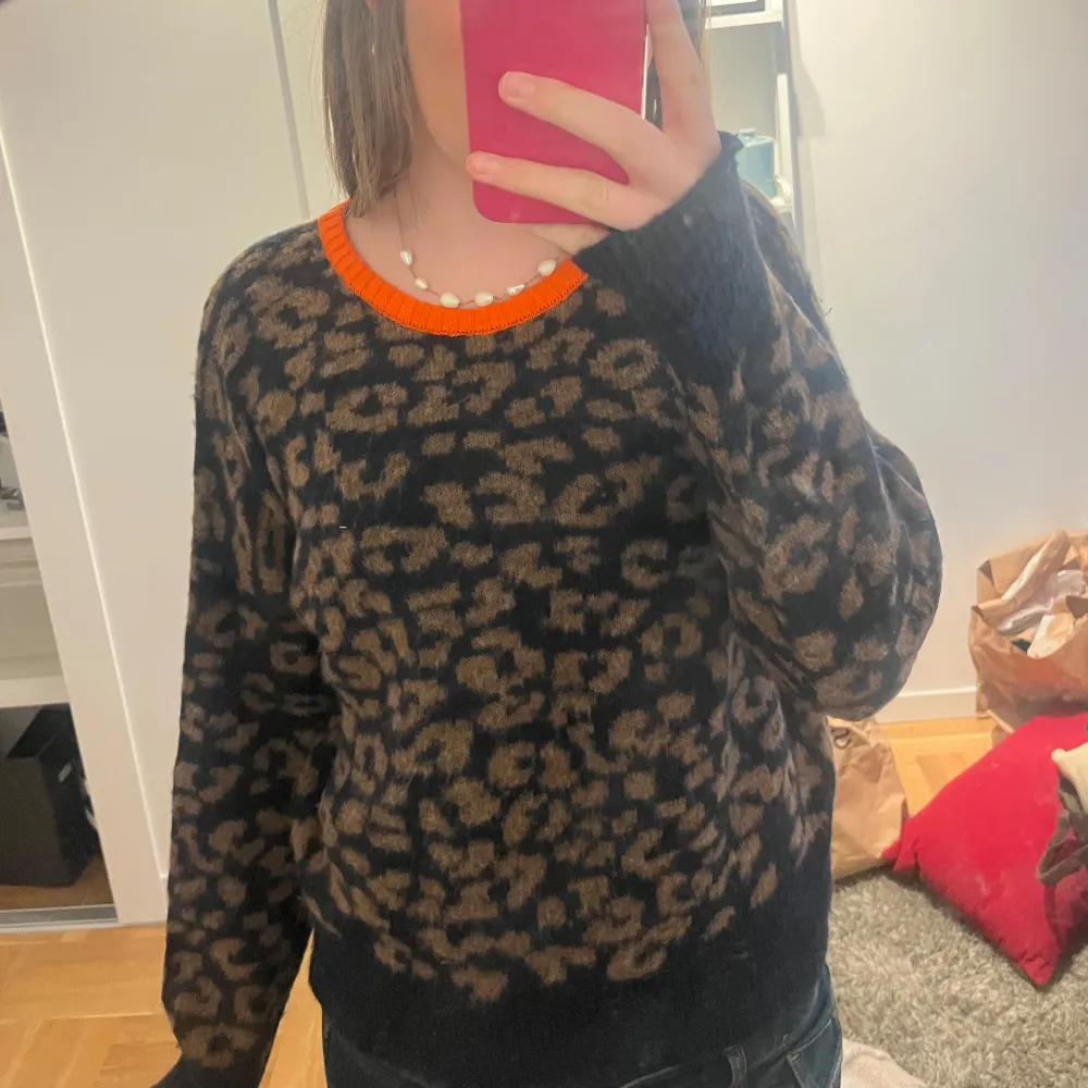 Säljer en cool leopardmönstrad tröja med orange kant ! . Neuletakit & Villapaidat.