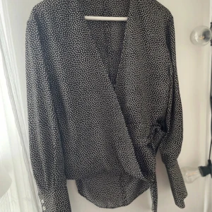 Blus från Zara storlek S - En fantastiskt lyxig fin blus från Zara storlek S🖤🤍Prickig i svart & vit med fina detaljer. Helt ny!  