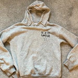 Hoodie ginatricot med tryck  - Säljer en hoodie från ginatricot i storlek 134/140 med tryck, använd ett fåtal gånger.  Lite lätt nopprig men inte man lägger märket till 
