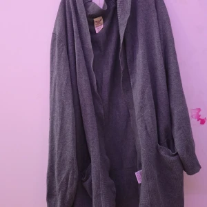 Grå kofta från American Eagle Outfitters - Mysig grå kofta från American Eagle Outfitters. Den har långa ärmar och praktiska fickor framtill. Perfekt för kyliga dagar.