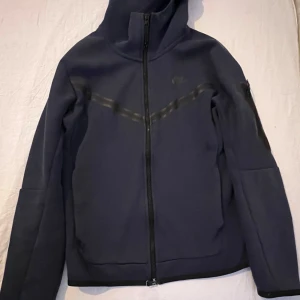 Nike tech - Mörkblå nike tech 