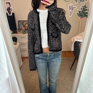 Stickad kofta - Säljer en snygg svartvit och lite rosa stickad kofta med ett unikt mönster. 💕💕