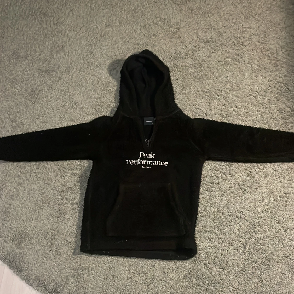 Svart hoodie från Peak Performance