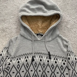 Fodrad stickad hoodie - En sjukt fet hoodie med foder i luvan | Skick: 9/10 ✅| Hör av dig vid fundering 🦦