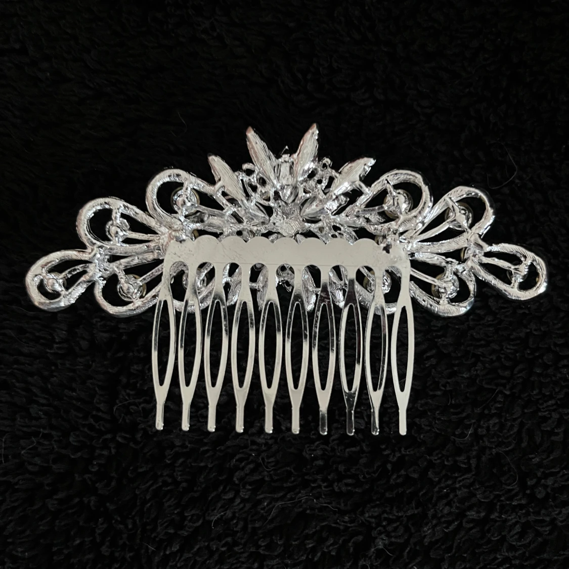 Silverfärgad hårkam med blommönster - 1