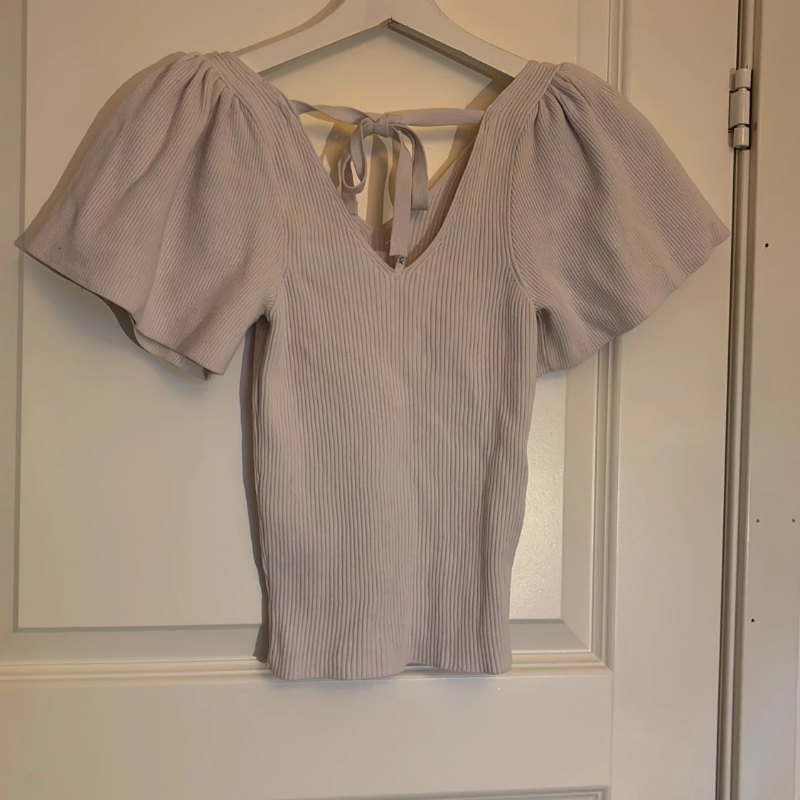 Vit/ljusrosa ribbad topp med knytning i ryggen från only  - 2