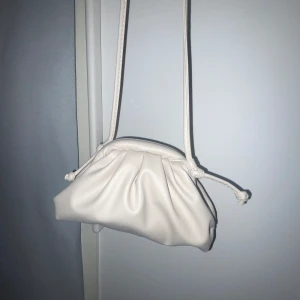Vit clutchbag - Säljer min vita clutch väska. Band kommer med. 