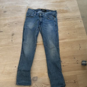 Blå jeans från Replay - Snygga blå jeans från Replay med en klassisk femficksdesign. De har en dragkedja och knapp framtill samt Replay-logga på insidan. Perfekta för en avslappnad stil. Byxorna gick också sönder så det är fixade vid skrevet men de kommer du inte märka när du har på dig dem