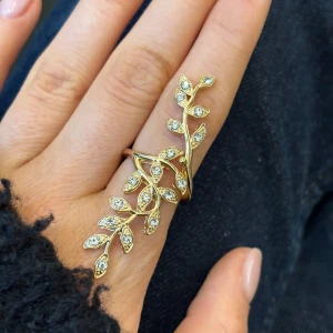 Guldig ring med lövmotiv - Super fin guld ring med lövmotiv🩵