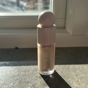 Highligther från Rare Beauty - Highlighter från rare beauty i färgen enlighten, använd ca tre gånger, pris går att diskutera🩷🩷