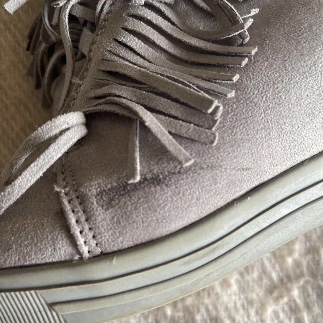 Grå mocka boots med fransar - 2