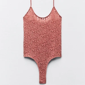 Rosa spetsbody -  rosa spetsbody med smala axelband från Zara. Aldrig använd så i nyskick 