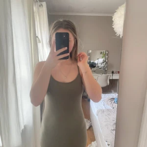 Olivgrön klänning från Boohoo - långklänning går ner till benen på mig och är 162 