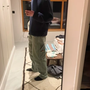 baggy byxor från Butter - Säljer ett par gröna baggy byxor från Butter. Byxorna har en jävligt avslappnad passform och är perfekta för en chill stil. De har också en snygg sidoficka. 