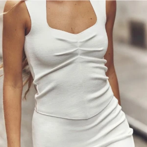 Svart topp Zara - Snygg svart ärmlös topp från Zara med urringning och draperad detalj framtill. Köpt för 229kr. Skriv för egna bilder. 