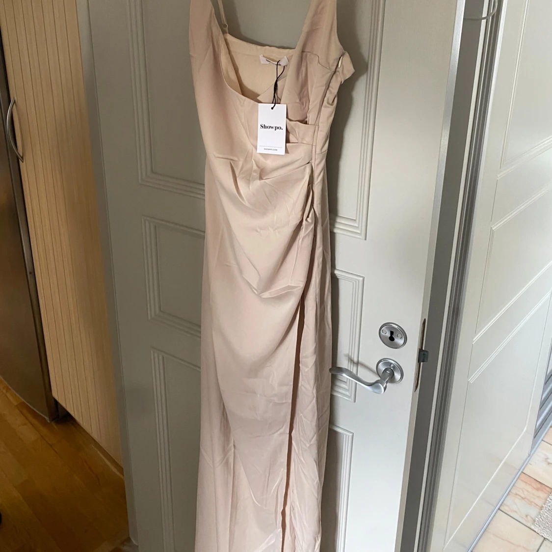 Champagnefärgad balklänning från Showpo - 3