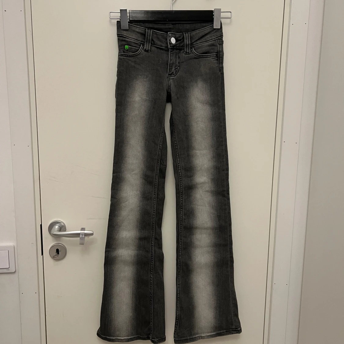 Grå bootcut jeans