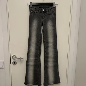Grå bootcut jeans - Snygga grå bootcut jeans med en cool tvättad look. De är i strl 23/30. Dm mig gärna innan du köper!🫶🏼