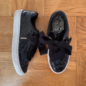 Svarta Sneakers - Säljer dessa skitsnygga Puma skorna då dom är för stora 💓 Dom är i bra skick, bara att skriva vid frågor 💓
