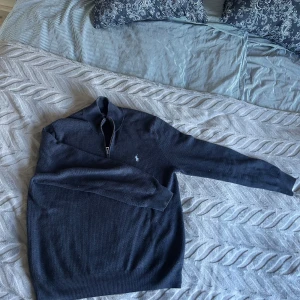 Raulph lauren zip - Stilren ralph lauren zip, den är mörkblå med ljusblå logga. Den är i Storlek L och passformen är bra. Nypris strax under 2000