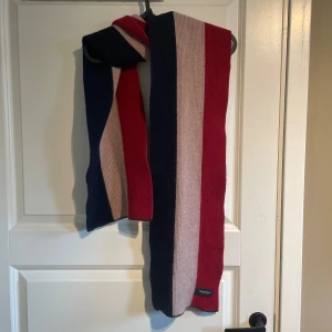 Halsduk ifrån japanska märket rupert - Halsduk med motiv av franska flaggan ifrån det japanska märket rupert🇫🇷🇯🇵hyffsat ovanligt märke. Kom dm för frågor/mått.