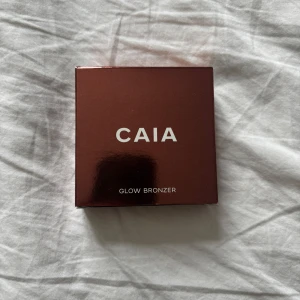 Glow Bronzer från CAIA - Snygg Glow Bronzer från CAIA i nyansen Gold Coast. Helt ny med obruten förpackning! Säljer då jag har 2 stycken🤍 Nypris: 395 kr.