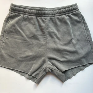 Shorts från H&M - De sitter som en XS, grön/grå färg. Kom privat vid frågor 💓