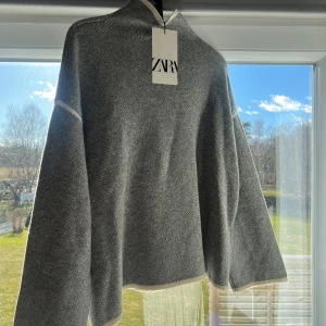 Zara tröja  - Säljer denna fina Zara tröjan! Den är helt oanvänd och har lapparna kvar! Perfekt nu till våren