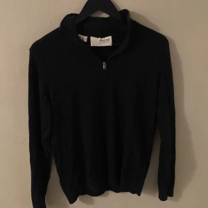 Svart tröja med dragkedja från Selected home  - Säljer en stilren svart tröja från selected home med dragkedja vid halsen. Tröjan har långa ärmar och en enkel design som passar till många tillfällen. Perfekt för en minimalistisk garderob.