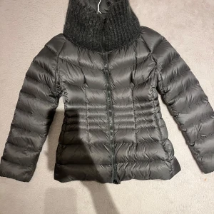 Moncler jacka - Galet snygg figursydd Moncler jacka som är en äldre modell och har därför inget Moncler märke utanpå men såklart äkta ändå. Jackan har lite vatten fläckar som borde gå borta därav priset
