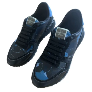 Valentino rockrunners - Tjena! Vi säljer nu ett par valentino rockrunners i st 43! Färg: blå/Svart. Skick: 8/10 väldigt bekväma och stilrena skor! Bara höra av dig om du har några frågor eller funderingar!