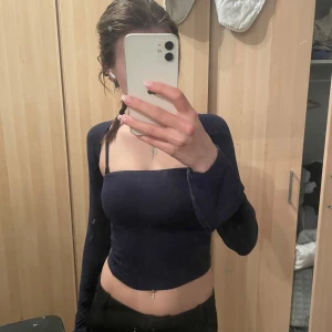 Blå långärmad topp - Använd några gånger men fortfarande fin 🩵 passar lika bra som xs till S