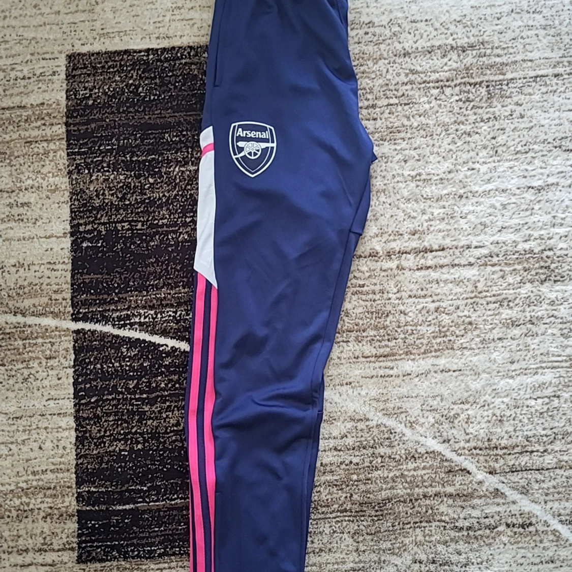 Mörkblå träningsbyxor från Adidas med Arsenal-logga - 2