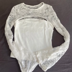 Vit spetsblus - vida ärmar. anvönd endast en gång 