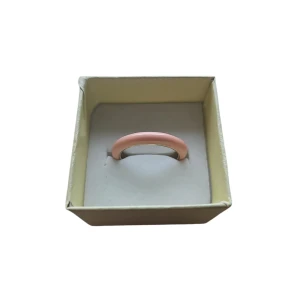 Rosa ring i silver - Elegant ring med en mjuk rosa yta och en bas i silver. Perfekt för att lägga till en subtil färgklick till din outfit. Okänt material, US 6 eller 16.5 mm