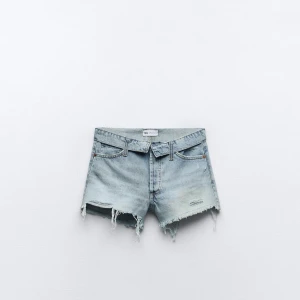 Ljusa jeansshorts med fransar från Zara  - Säljer ett par ljusa jeansshorts med fransiga kanter och slitna detaljer. De har en klassisk femficksdesign och är perfekta för en avslappnad stil. Passar bra till sommarens varma dagar. St 36/S, skriv för intresse eller för mer bilder 