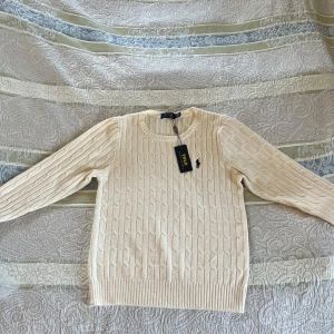 Beige stickad tröja från Polo Ralph Lauren - Säljer en stilren beige stickad tröja Polo Ralph Lauren. Köpte tröjan för runt 500 och betalade frakt för runt 300-400 spänn (Kina), jag fick hem tröjan igår men den va alldeles för liten, skulle säga att den passar xs. Jag har bara testat den en gång och den luktar helt ny och skicket är helt nytt. ”Bokstavligen en helt ny tröja” som inte passar mig, mitt pris 850kr men priset kan diskuterars då jag inte kan använda den. Skriv till mig för mer info om tröjan!