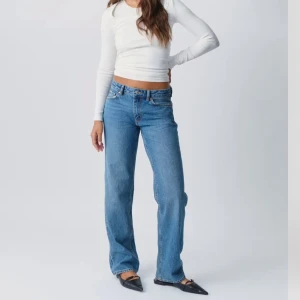 Lowwaist jeans - Jätte fina low straight jeans från Gina tricot i storlek 34! Använt max 3 gånger, priset går att diskuteras vid snabb affär!💓nypris är 500kr