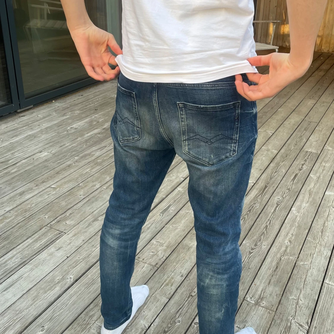Blå jeans med sliten look